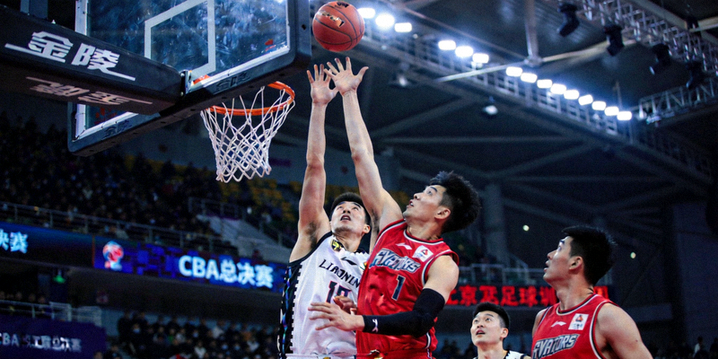 CBA总决赛精彩对决 - 辽宁队与广东队球员争抢篮板球